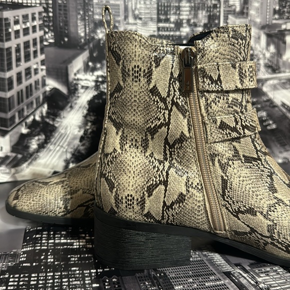 Kenneth Cole Ankle Boots - Picture 6 of 8